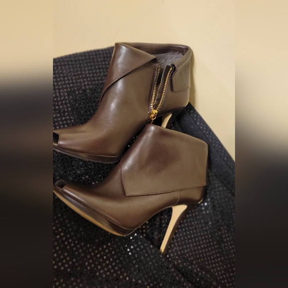 Elegant Brown Leather Ankle Boots - Picture 2 of 10